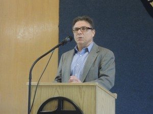 Author Nelson Denis lecturing Puerto Rico’s economic crisis during a recent speaking engagement at the Ethical Humanist Society of Long Island. (Photo by Dave Gil de Rubio)