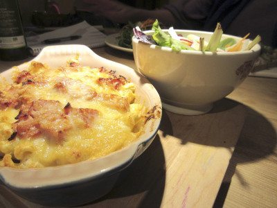 Mac ‘n’ cheese with salad 