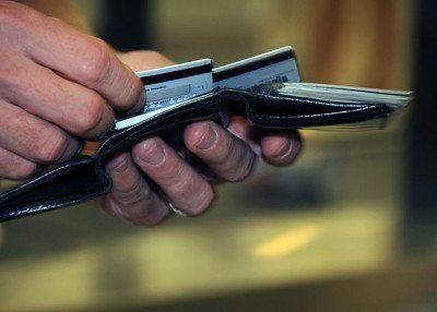 640px-US_Navy_080918-N-0659H-001_A_Naval_Support_Activity_Mid-South_Sailor_takes_a_moment_to_decide_which_credit_card_to_use